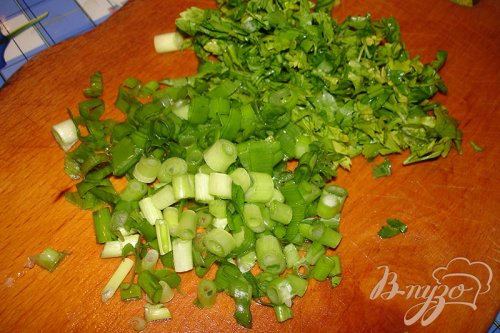 Сочный салат с помидорами черри, яйцами и оливками Сочный салат с помидорами черри, яйцами и оливками