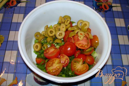 Сочный салат с помидорами черри, яйцами и оливками Сочный салат с помидорами черри, яйцами и оливками