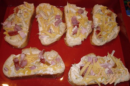 Ароматные горячие гренки с сыром и копченым беконом Ароматные горячие гренки с сыром и копченым беконом