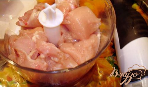 Куриный рулет с карри, сыром и грибами, завернутый в виноградные листья Куриный рулет с карри, сыром и грибами, завернутый в виноградные листья