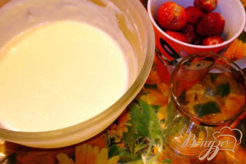 Кремовый десерт с клубникой и шоколадом Кремовый десерт с клубникой и шоколадом