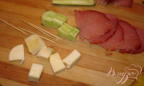 Канапе из балычка с огурцом и сулугуни Канапе из балычка с огурцом и сулугуни