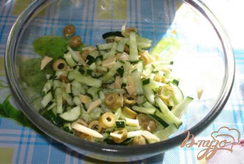 Оливковый салат с огурцом и яйцом Оливковый салат с огурцом и яйцом