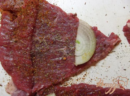 Рулеты говяжьи с луком Рулеты говяжьи с луком