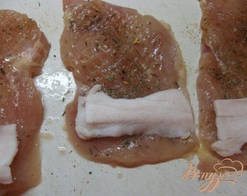 Рулеты куриные с салом и чесноком Рулеты куриные с салом и чесноком