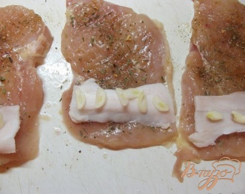 Рулеты куриные с салом и чесноком Рулеты куриные с салом и чесноком