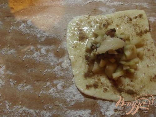 Слойки с грушей и орехами Слойки с грушей и орехами