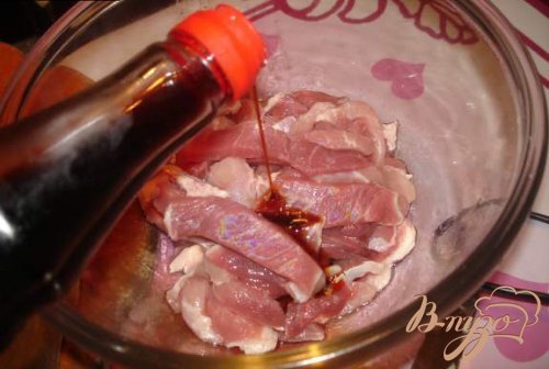 Маринованное мясо в домашнем сухом красном вине, жаренное на гриле Маринованное мясо в домашнем сухом красном вине, жаренное на гриле