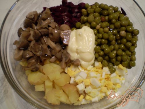 Овощной салат с шампиньонами Овощной салат с шампиньонами
