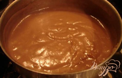 Шоколадный десерт с персиком и шоколадной стружкой Шоколадный десерт с персиком и шоколадной стружкой