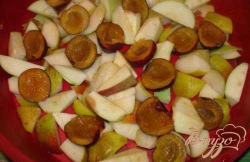Cадовая клафутти с грушей, яблоком и сливой Cадовая клафутти с грушей, яблоком и сливой