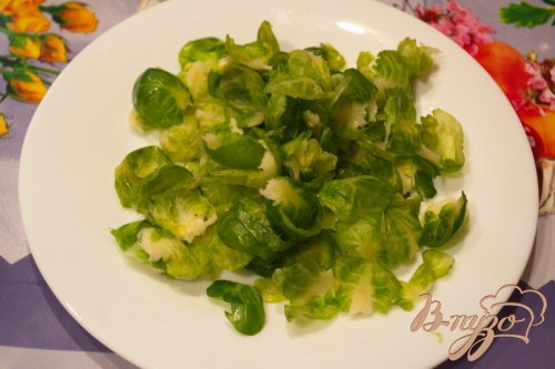 Салат с брюссельской капустой и изюмом Салат с брюссельской капустой и изюмом