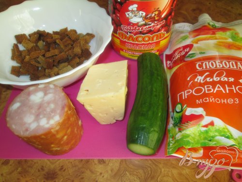Салат с фасолью и сухариками Салат с фасолью и сухариками
