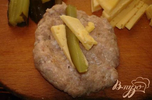 Котлеты с соленым огурцом и сыром Котлеты с соленым огурцом и сыром