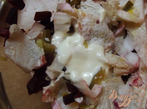 Свекольный салат с капустой и гренками Свекольный салат с капустой и гренками