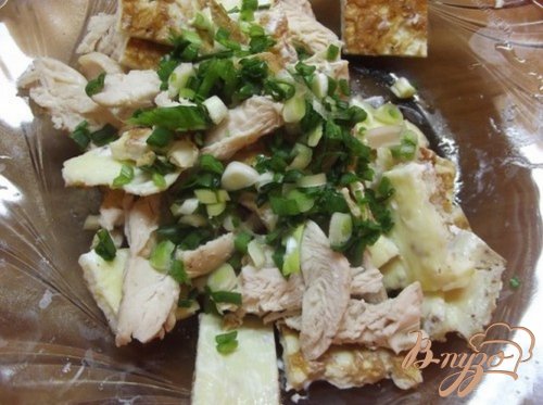 Теплый салат с омлетом и курицей Теплый салат с омлетом и курицей