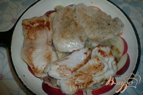 Свинина запеченная с яблоками и сыром Свинина запеченная с яблоками и сыром