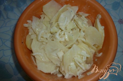 Картофель запеченный под сметанным соусом Картофель запеченный под сметанным соусом