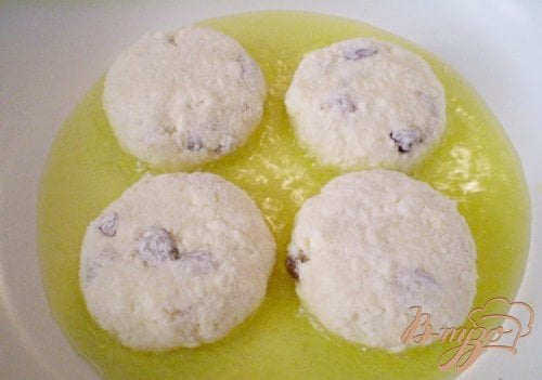 Творожники с изюмом и ячменными хлопьями Творожники с изюмом и ячменными хлопьями