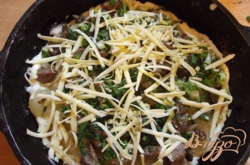 Пицца закрытая мясная с зеленью Пицца закрытая мясная с зеленью