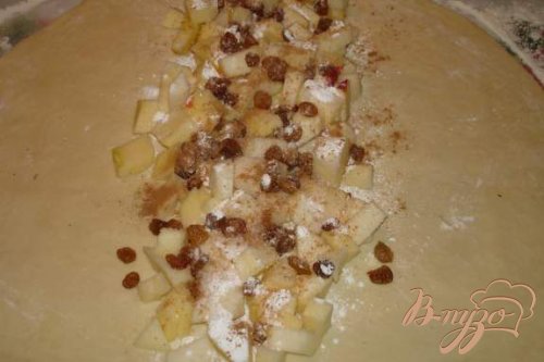 Кулебяка с яблоком, изюмом и корицей Кулебяка с яблоком, изюмом и корицей