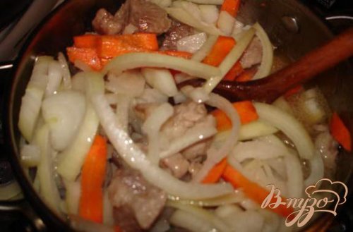 Мясо по-грузински с фасолью, черносливом и орехом. Мясо по-грузински с фасолью, черносливом и орехом.