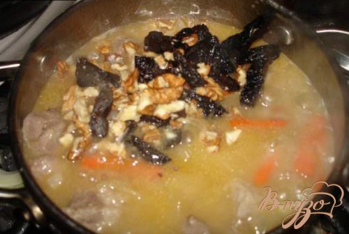 Мясо по-грузински с фасолью, черносливом и орехом. Мясо по-грузински с фасолью, черносливом и орехом.