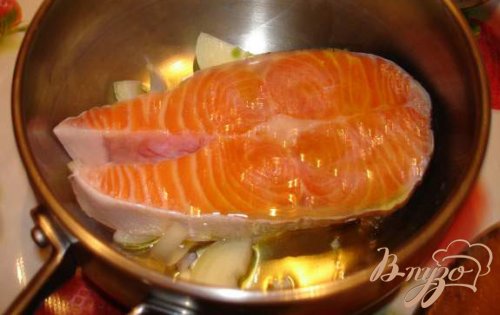 Форель (семга, лосось) на луковой подушке в сотейнике Форель (семга, лосось) на луковой подушке в сотейнике