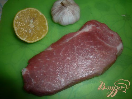Свиной шницель с чесноком и лимонным соком Свиной шницель с чесноком и лимонным соком