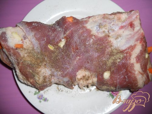 Грудинка запеченная с морковью и чесноком Грудинка запеченная с морковью и чесноком