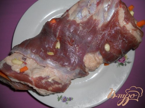 Грудинка запеченная с морковью и чесноком Грудинка запеченная с морковью и чесноком