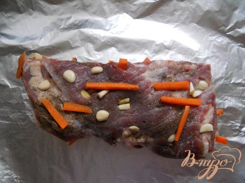 Грудинка запеченная с морковью и чесноком Грудинка запеченная с морковью и чесноком