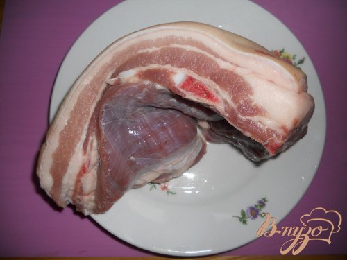 Грудинка запеченная с морковью и чесноком Грудинка запеченная с морковью и чесноком