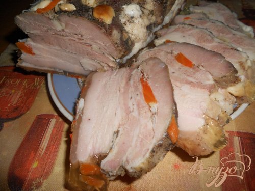 Грудинка запеченная с морковью и чесноком Грудинка запеченная с морковью и чесноком
