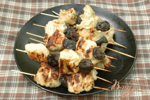 Шашлычки из куриного филе и чернослива Шашлычки из куриного филе и чернослива