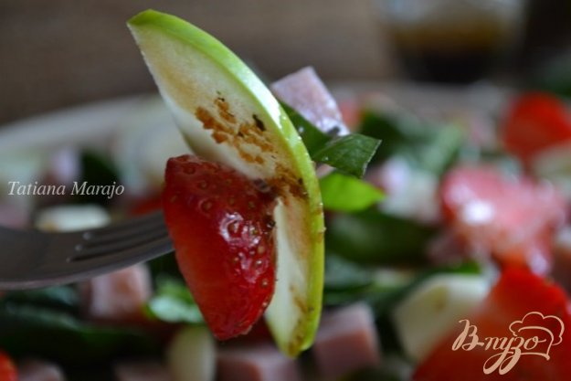 шпинатний салат з шинкою , яблуком і полуницею. як приготувати з фото