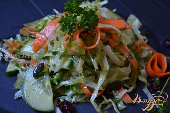 овочевий салат з в'яленою журавлиною і гарбузовим насінням. як приготувати з фото