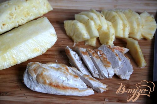Салат из курицы, ананаса и перца под йогуртовой заправкой Салат из курицы, ананаса и перца под йогуртовой заправкой