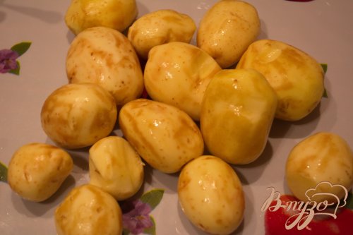 Молодая картошка в сковородке Молодая картошка в сковородке