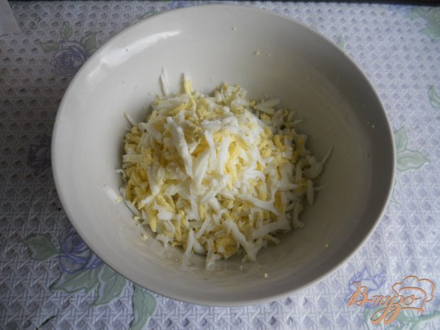 Салат сырный с молодым чесночком Салат сырный с молодым чесночком