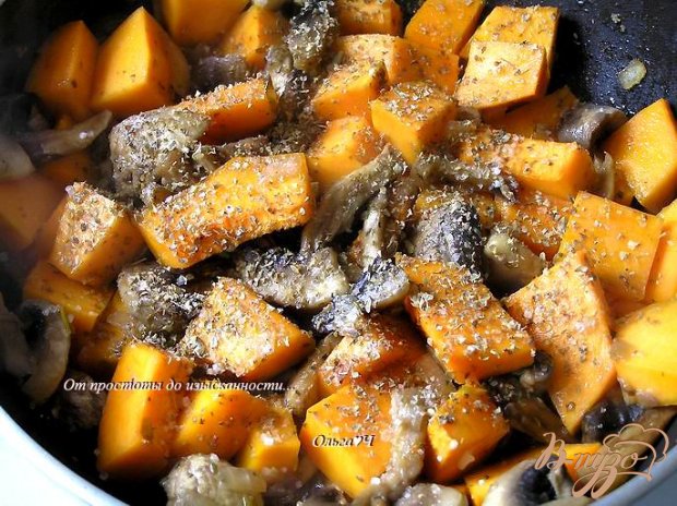 Курица с тыквой, шампиньонами и майораном (в мультиварке) Курица с тыквой, шампиньонами и майораном (в мультиварке)