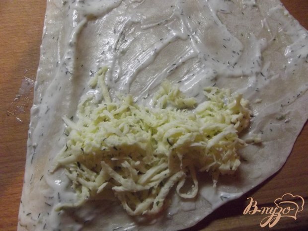 Закуска из лаваша с сулугуни, чесноком и помидорами Закуска из лаваша с сулугуни, чесноком и помидорами