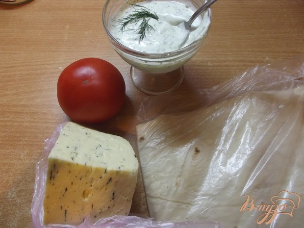 Закуска из лаваша с сулугуни, чесноком и помидорами Закуска из лаваша с сулугуни, чесноком и помидорами