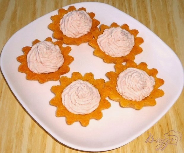 Кукурузные тарталетки с паштетом из крабовых палочек Кукурузные тарталетки с паштетом из крабовых палочек
