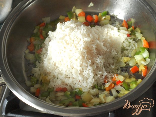 Форель запечённая в горчичном соусе и рисовый гарнир с перцами и кукурузой Форель запечённая в горчичном соусе и рисовый гарнир с перцами и кукурузой