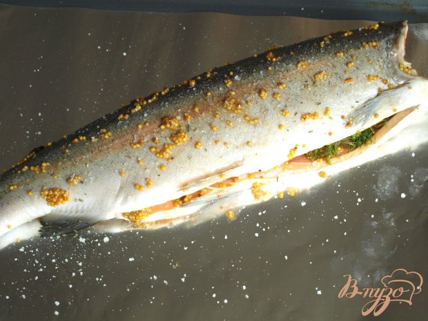 Форель запечённая в горчичном соусе и рисовый гарнир с перцами и кукурузой Форель запечённая в горчичном соусе и рисовый гарнир с перцами и кукурузой