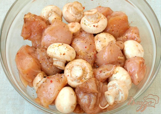 Шашлык из курицы с шампиньонами на шпажках Шашлык из курицы с шампиньонами на шпажках