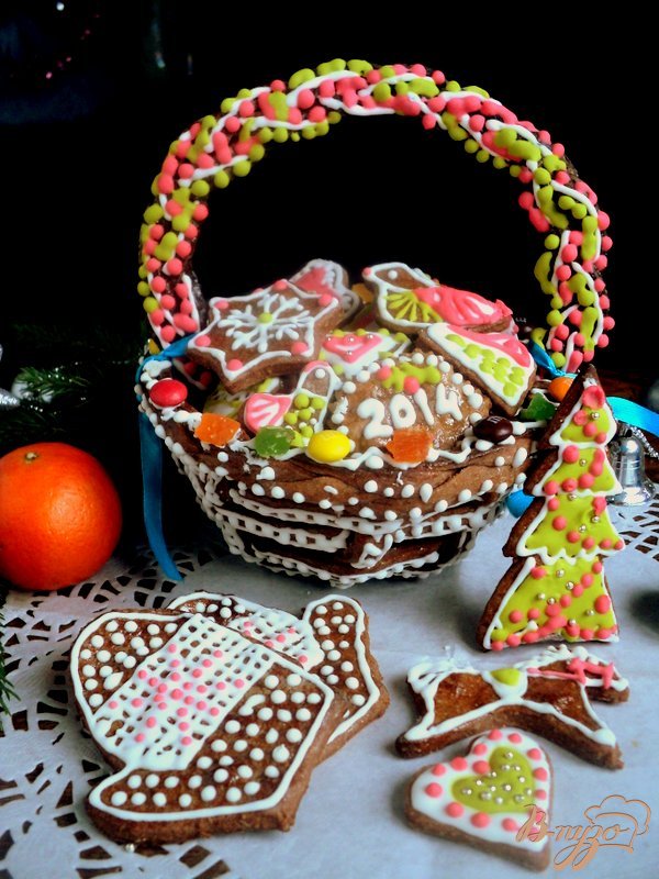 Корзинка и печенье из пряничного теста Корзинка и печенье из пряничного теста
