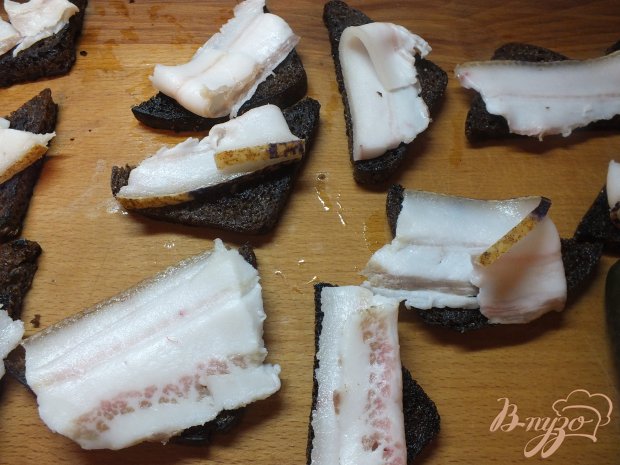 Закуска из гренок чесночных с салом и соленым огурцом Закуска из гренок чесночных с салом и соленым огурцом