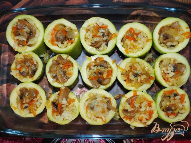 Кабачки фаршированные грибами и рисом Кабачки фаршированные грибами и рисом
